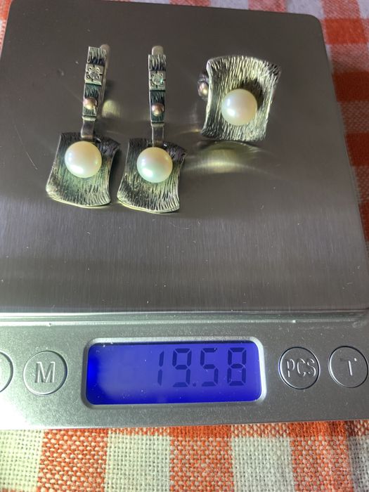 Срібний комплект перстень і сережки з перлинами і золотими вставками