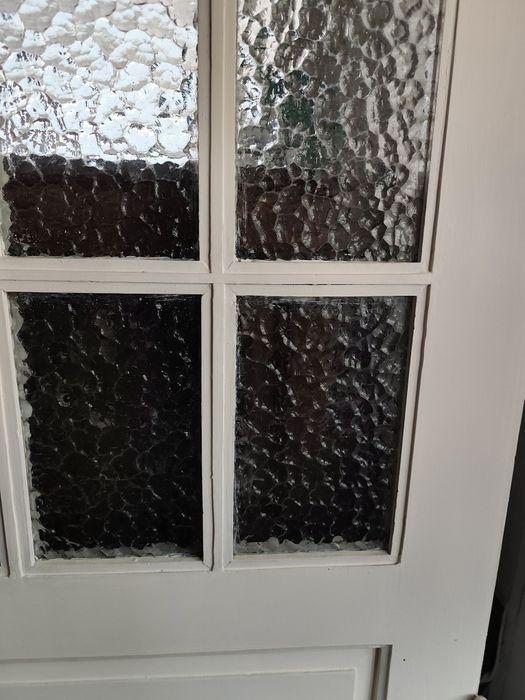 Selling solid pine doors.447123765457080321