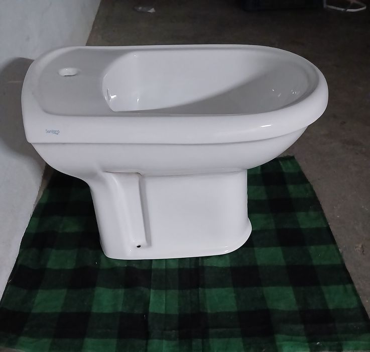 Bidé sem uso para casa de banho