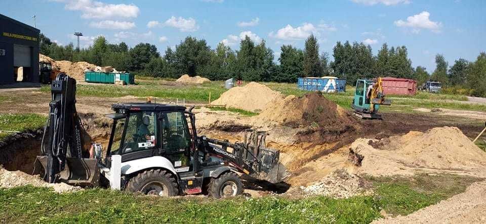 Prace ziemne minikoparka z wiertnicą i młotem | Koparko-ładowarka