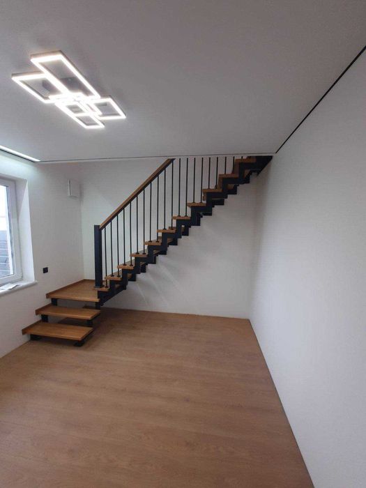 сходи, металевий каркас, сходи під ключ, дерев’яні сходинки