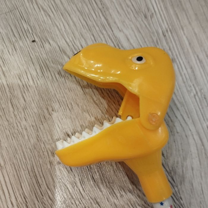Zabawka ruszająca głowa dinozaura
Za pomocą palca wskazującego możemy