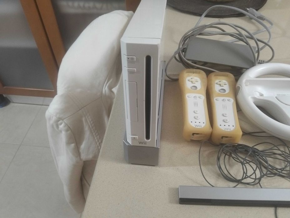 Nintendo Wii com 13 jogos e 4 comandos