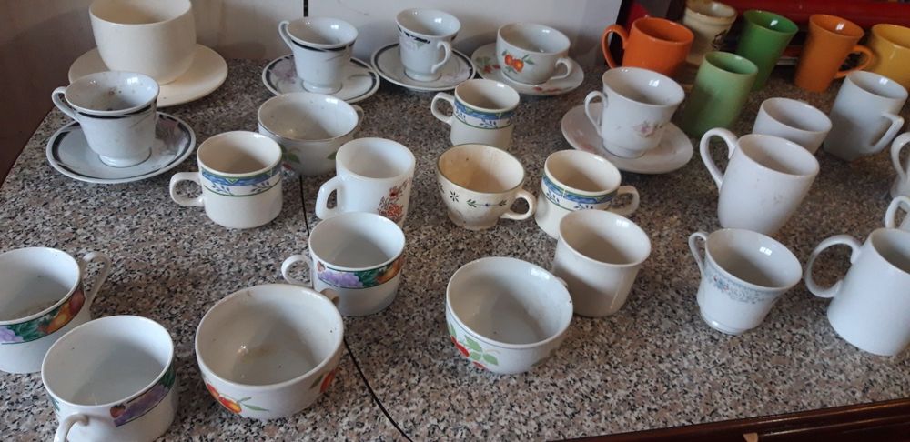 Conjunto de Chávenas e Canecas Diversas
