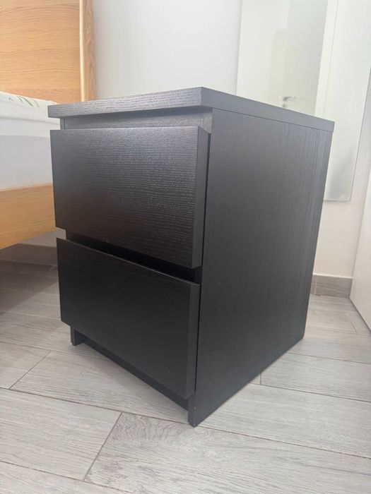Mesa de cabeceira Ikea, modelo MALM, cor preto-castanho.