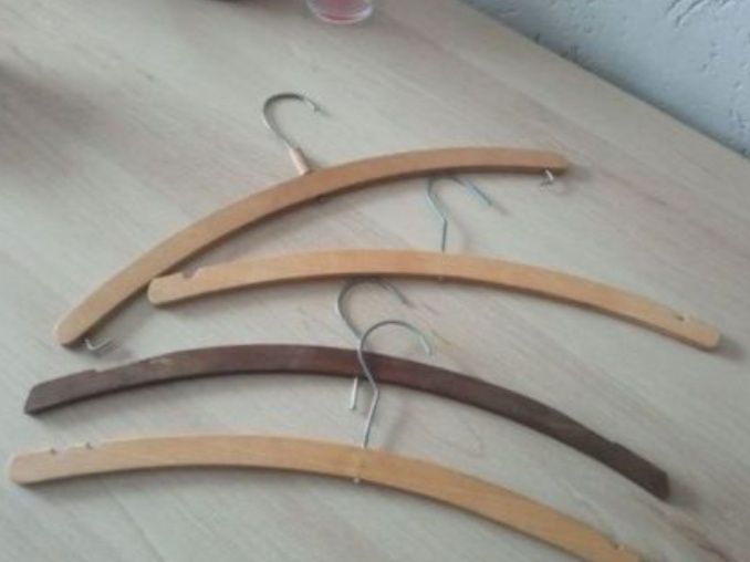 Wieszaki drewniane .