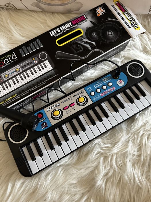 Піаніно з мікрофоном