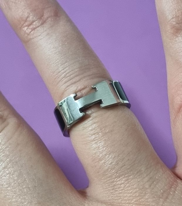 Anel preto e prateado, em aço inoxidável, com letra "H". T17