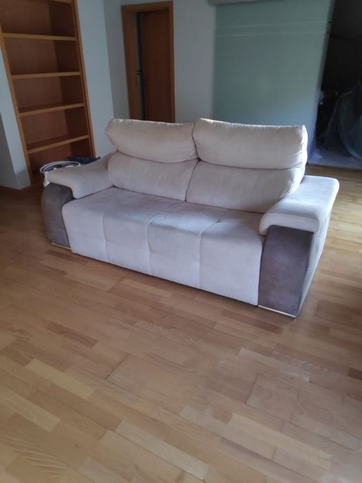 Sofa pouco usada.