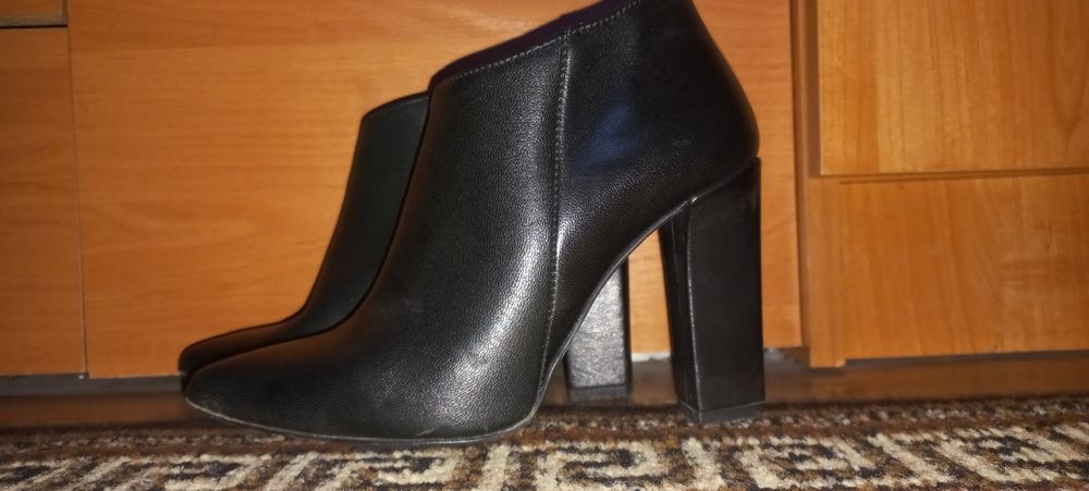 Buty na obcasie.