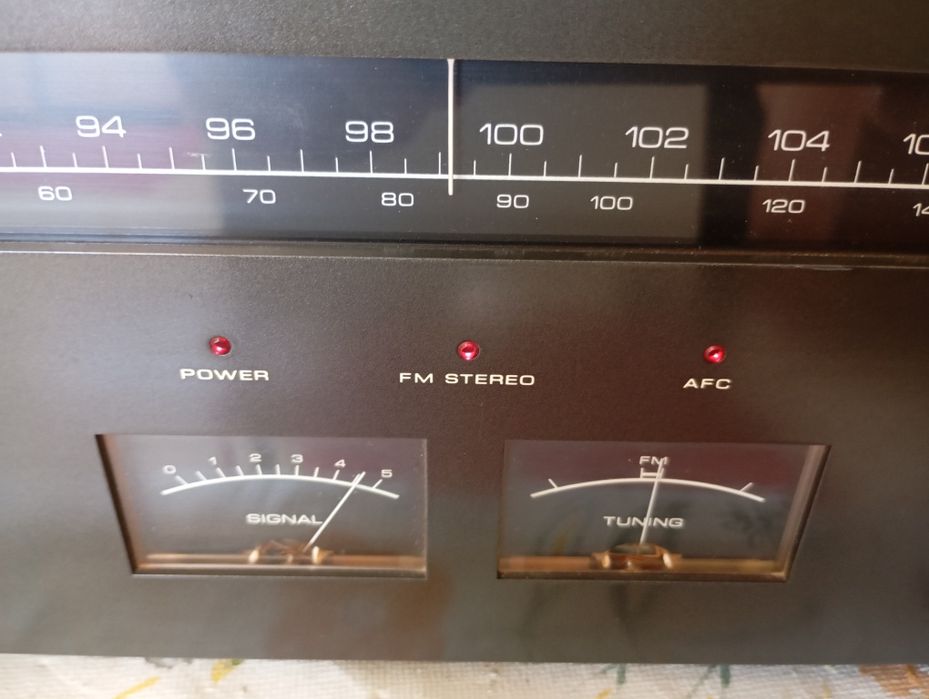 Akai AT 2400 Tuner Rádio