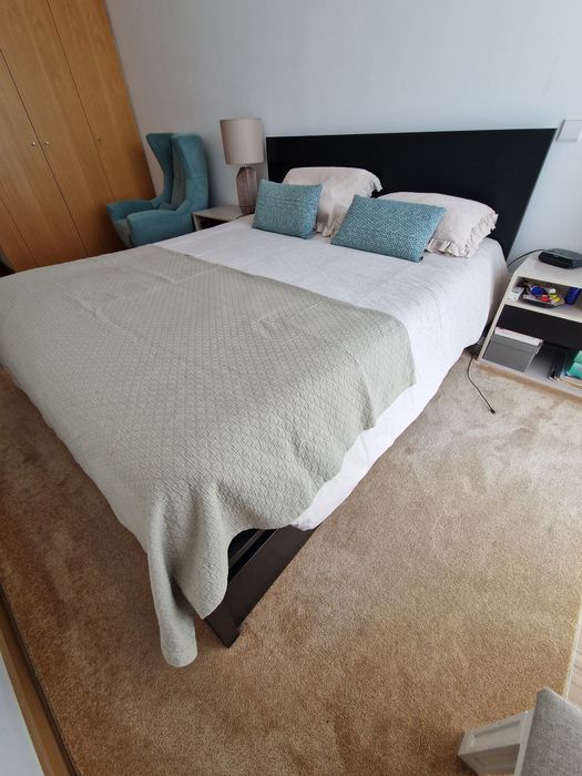 Cama de casal com 4 gavetas de arrumação