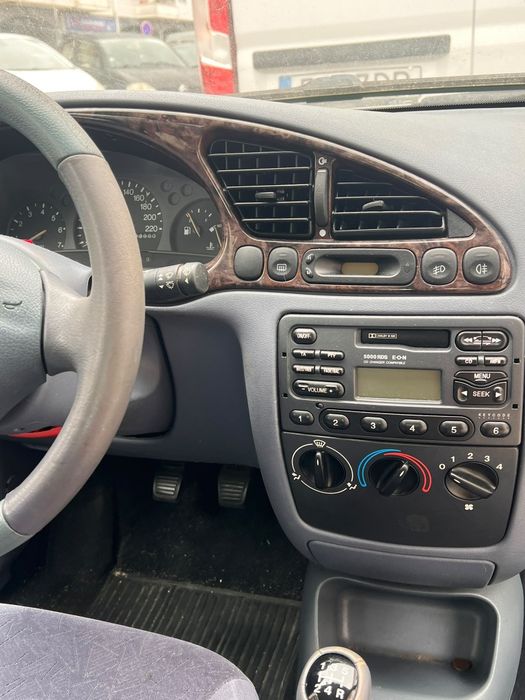 Ford Fiesta 1998, 93.660 km. Funcionava impecavelmente antes de ficar parado. Sem bateria, precisa de inspeção. Interior razoável. Chave suplente.
