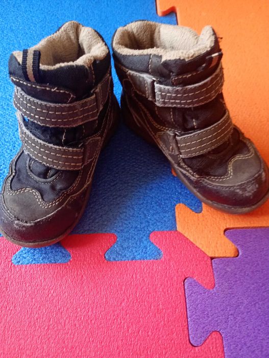 Віддам безкоштовно дитяче взуття