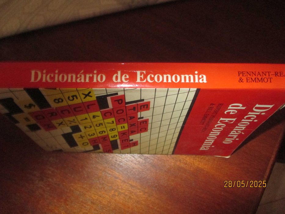 2 dicionários -Dicionário de economia e de política internacional