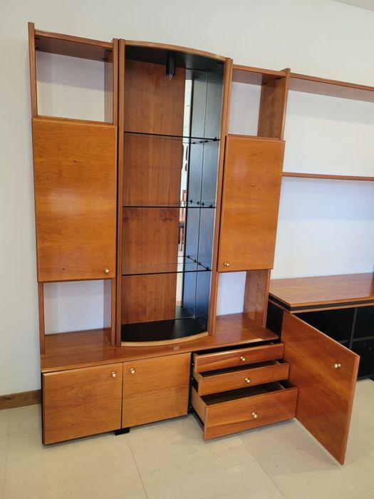 Armário espaçoso de sala