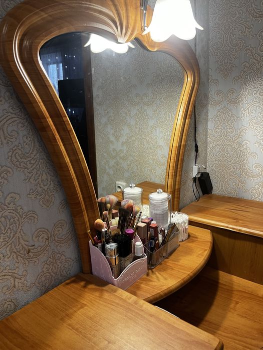 Макіяжний стіл/триляж