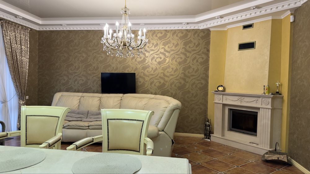 Неймовірний , великий таун хаус з гаражем.