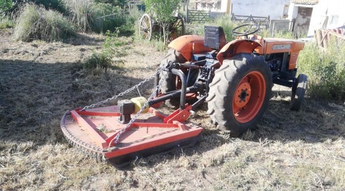 Trabalhos de giratória recolha de entulho e limpeza de terrenos