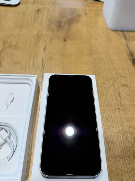 iPhone 11 biały 64 GB 77% kondycji baterii