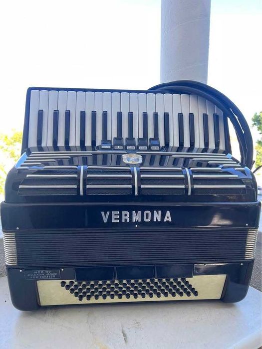 Acordeão VERMONA Mod. 87 Farfisa Italiano — Preto, à 3a voz, em bom estado, com mala e correias