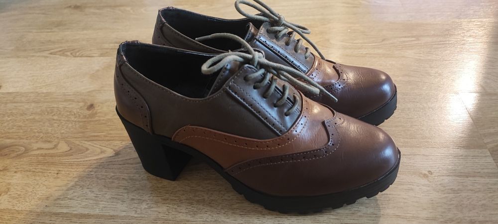 Półbuty 38 szeroki obcas