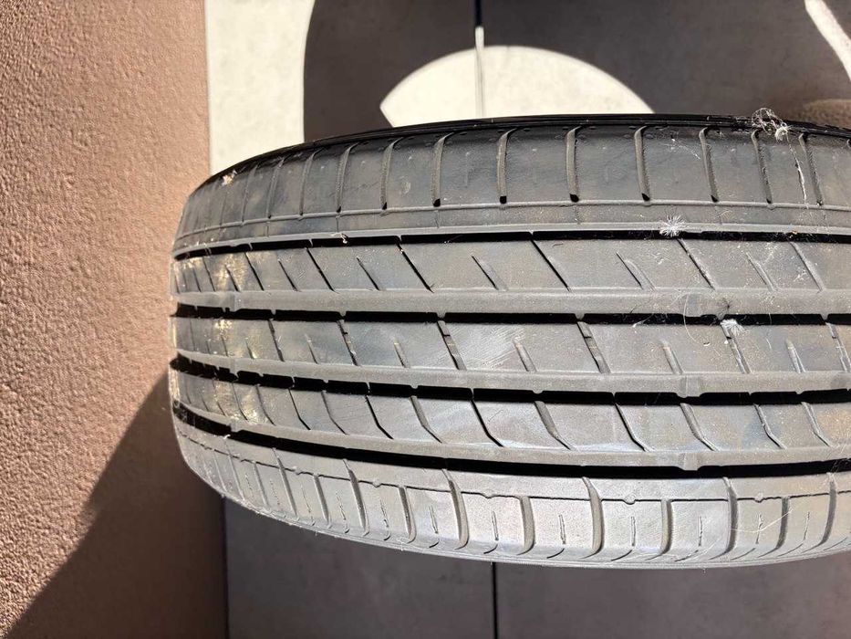 Um pneo Nexen nfera su1 255 / 45z  / r18 / 95y extra load
