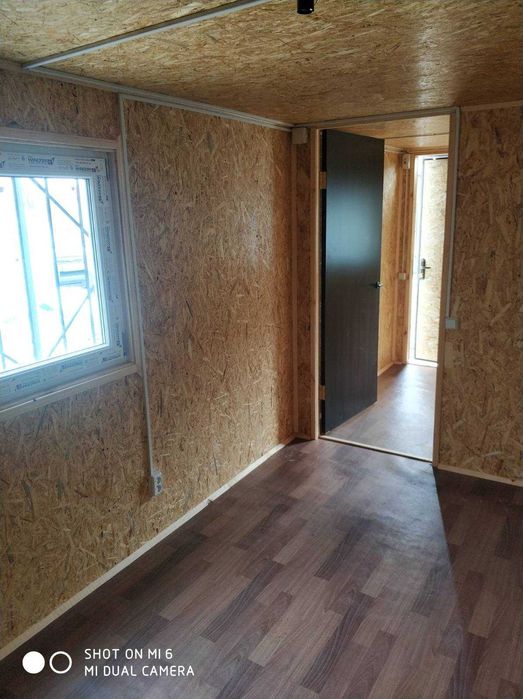 Дачний будиночок, вагончик, побутівка.