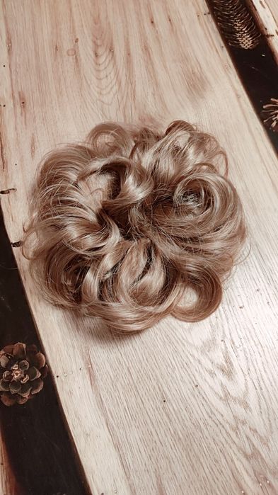 Pojedyńcza gumka do włosów w kolorze ciemny blond