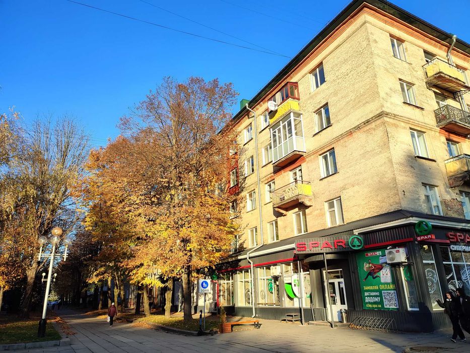 | Продам 2-кімнатну квартиру •  Центр
