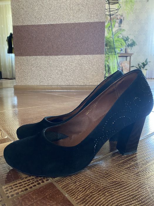 Туфлі жіночі на підборах