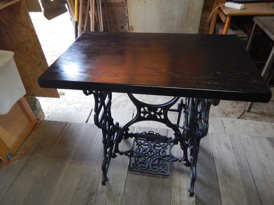 Stolik z podstawy maszyny do szycia A.Hochn.