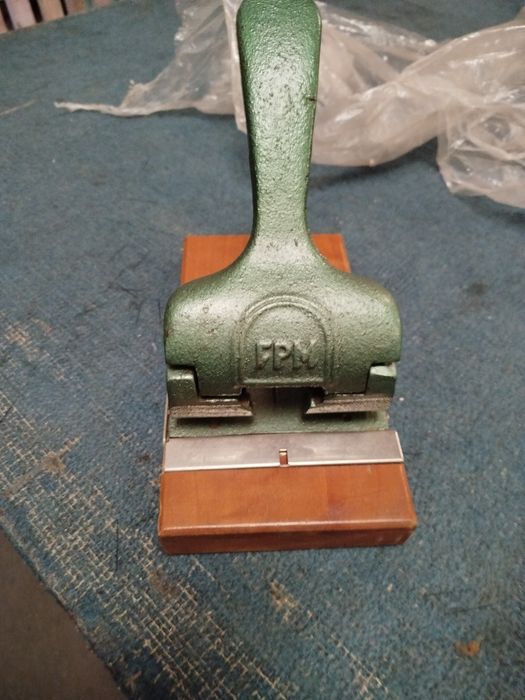 Furador de papel antigo