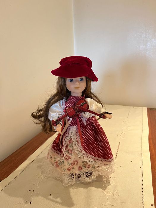 Boneca de música em porcelana
