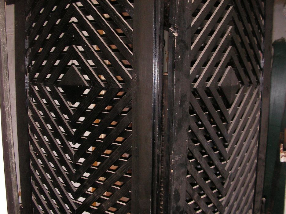 Portas portadas em ripado, biombo.