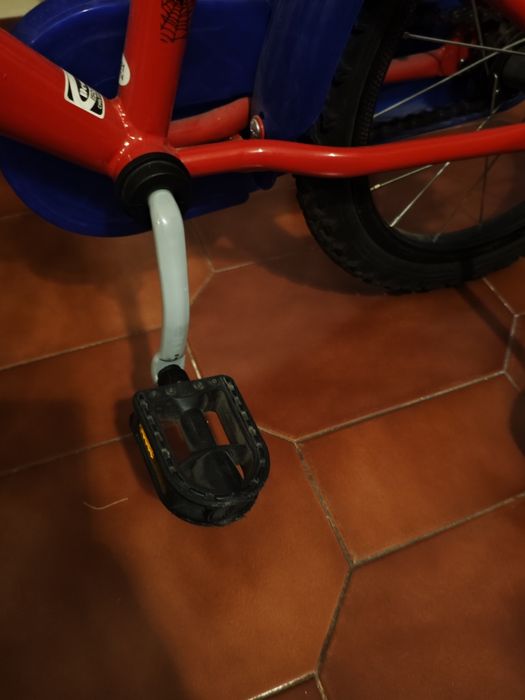 Bicicleta Infantil Homem-Aranha 16" com Rodinhas – Excelente Estado