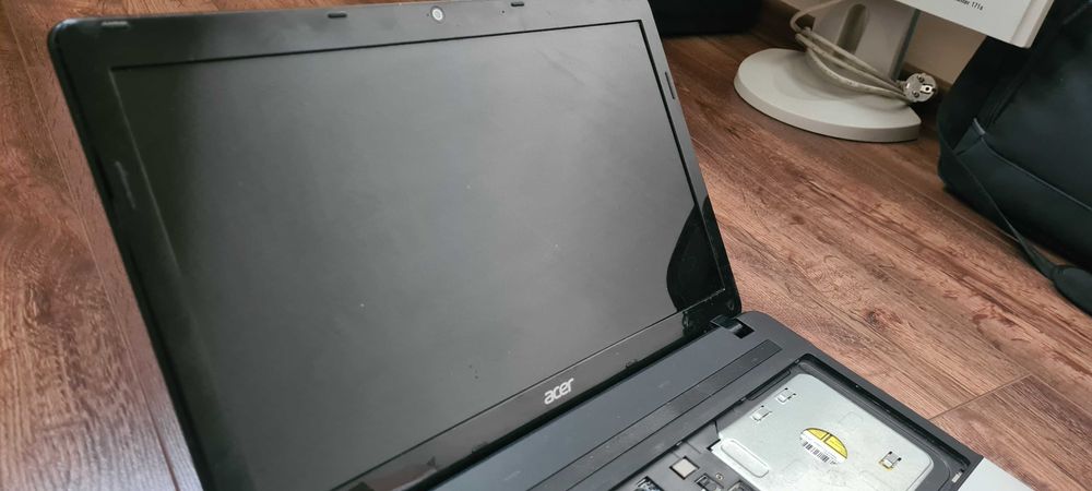 Laptom Acer Model E1-351GB9604G50Maks