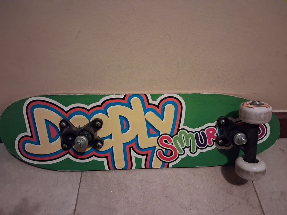 Skate com um dos pares de rodas.
