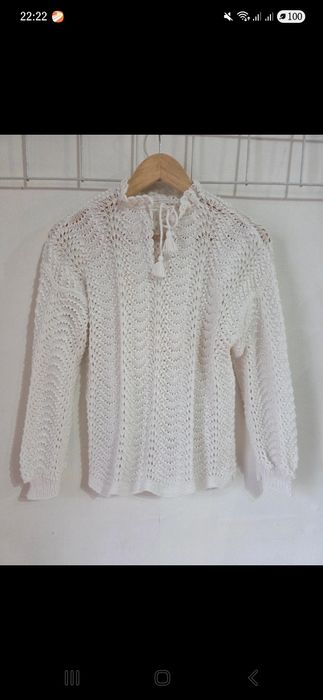 Sweter handmade biały z wiązaniem