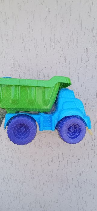 Лійка, лопатка, граблі та велика вантажівка для піску