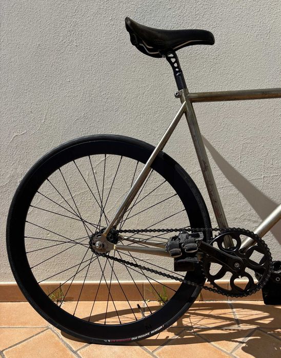 Custom Fixie DOSNOVENTA Barcelona + Wallmount