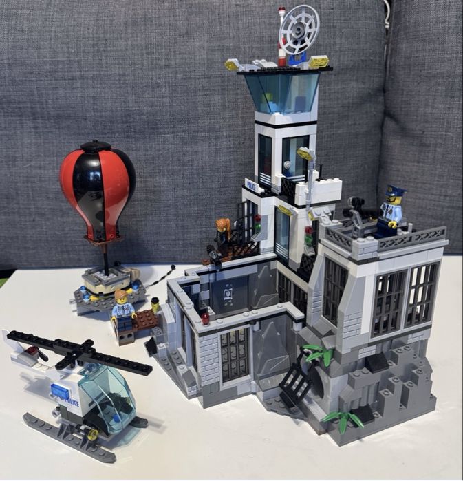 LEGO City 60130 - Więzienna Wyspa, komplet z instrukcją