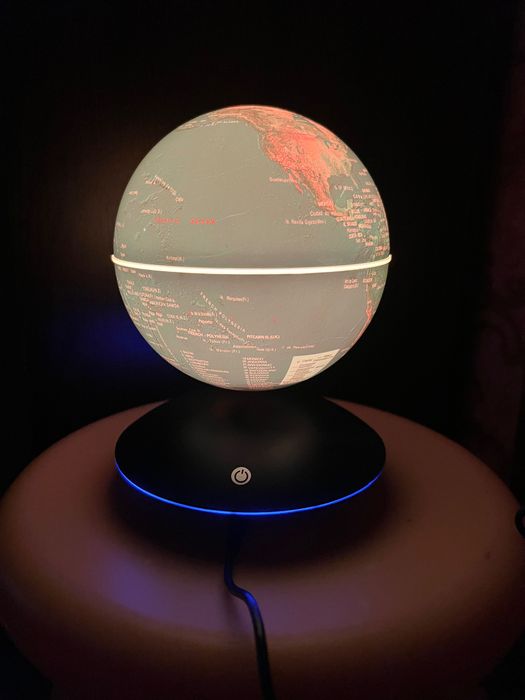 Левітуючий глобус з підсвіткою.