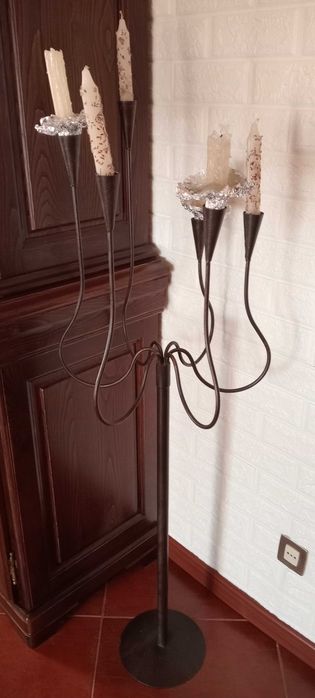 Castiçal de pé, em ferro, antigo