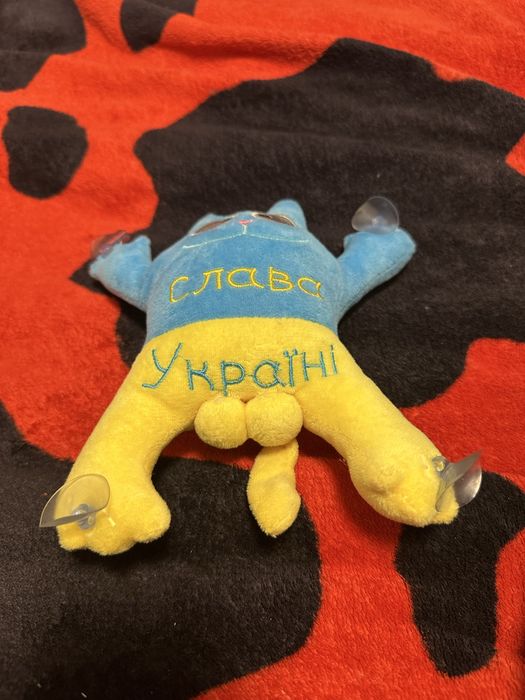 Патриотический котик в машину, украинский кот на присосках