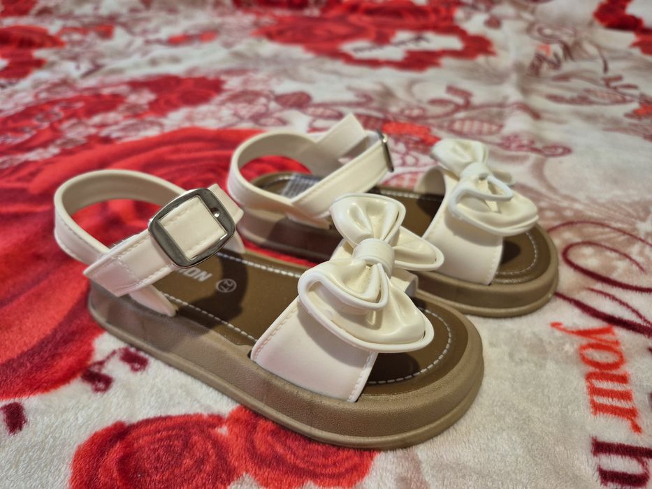 Дівчачі босоніжки