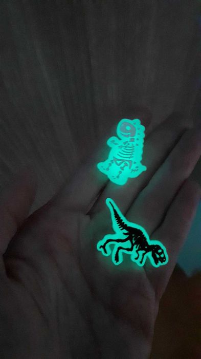 Pins/crachás para crocs - brilham no escuro dinossauros