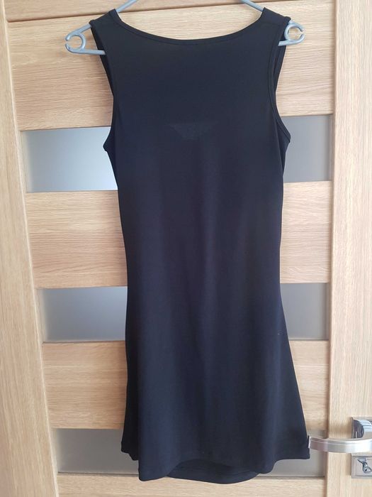 Czarna sukienka z cekinami idealna na Sylwestra