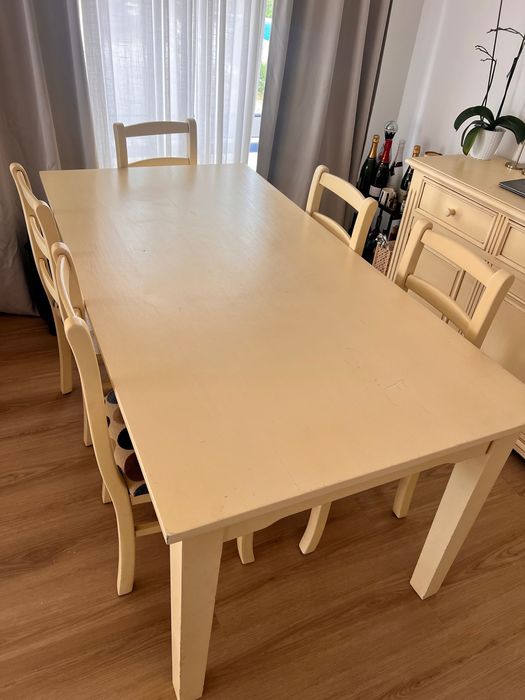 Mesa de jantar em madeira