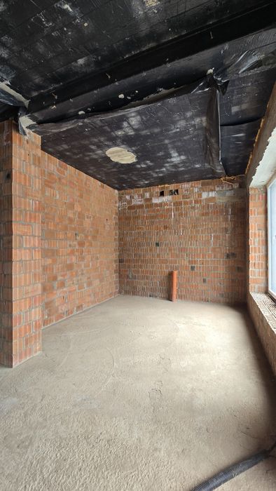 Продається крайній таунхаус 5 км від майдану.